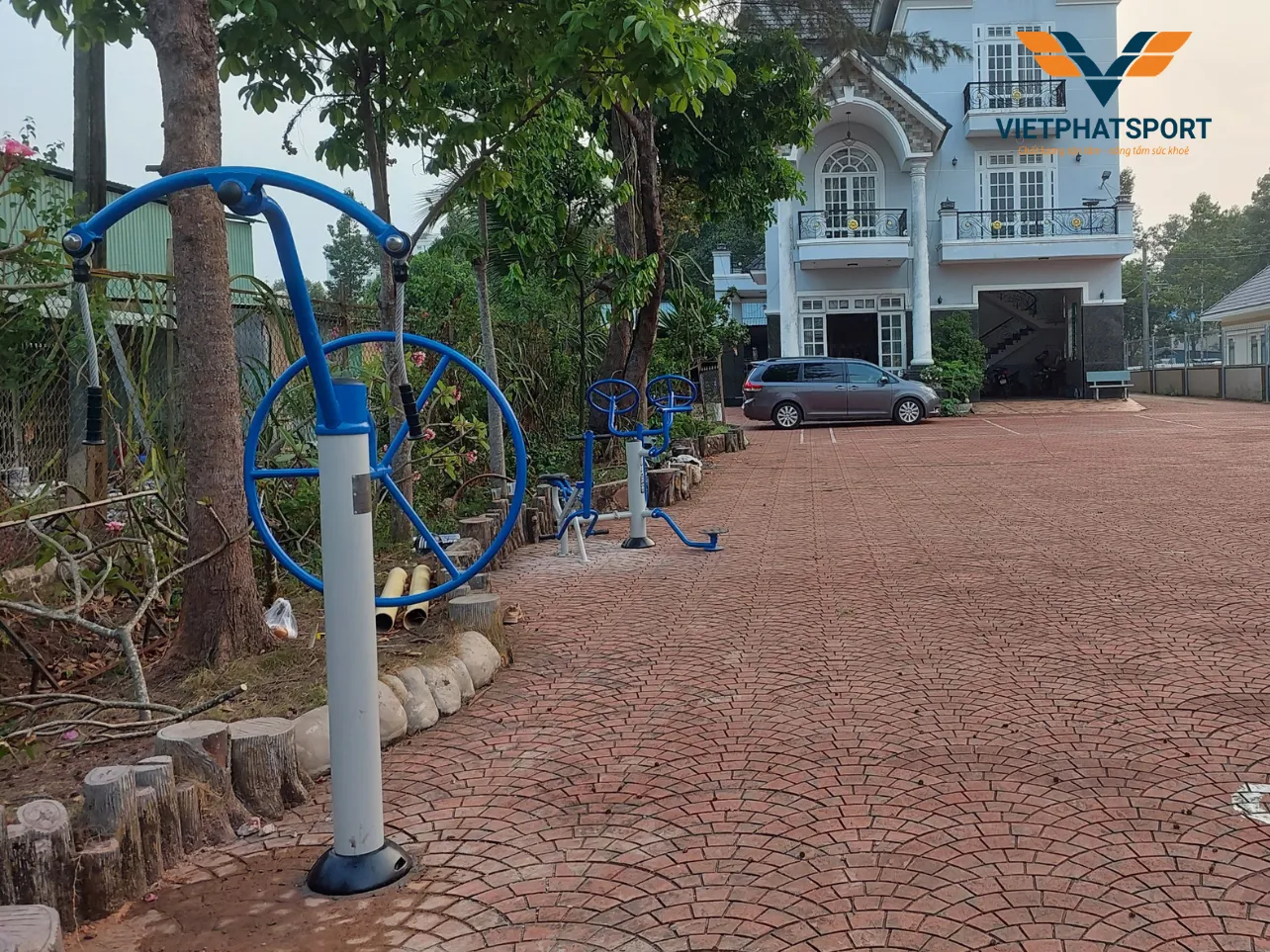 Cụm vận động thể thao ngoài trời đã được chị Hồng, Đồng Nai đầu tư lắp đặt cho các thành viên trong gia đình mình