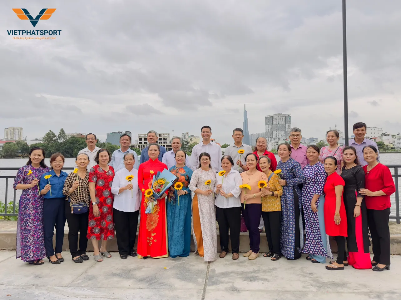 Bà con trong KP2, Phường Hiệp Bình Chánh, TP. HCM đầu tư lắp đặt dụng cụ thể dục ngoài trời tại Công viên Bờ Sông Sài Gòn