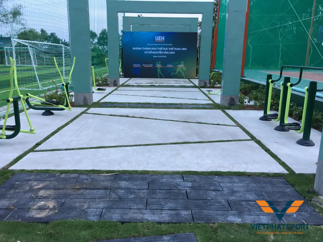 Đại học Kinh tế TP.HCM đầu tư thiết bị công viên cho sinh viên