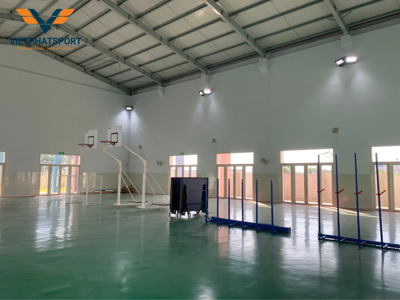 Trường THCS Vĩnh Tân (Bình Dương) trang bị dụng cụ thể thao cho nhà thi đấu đa năng