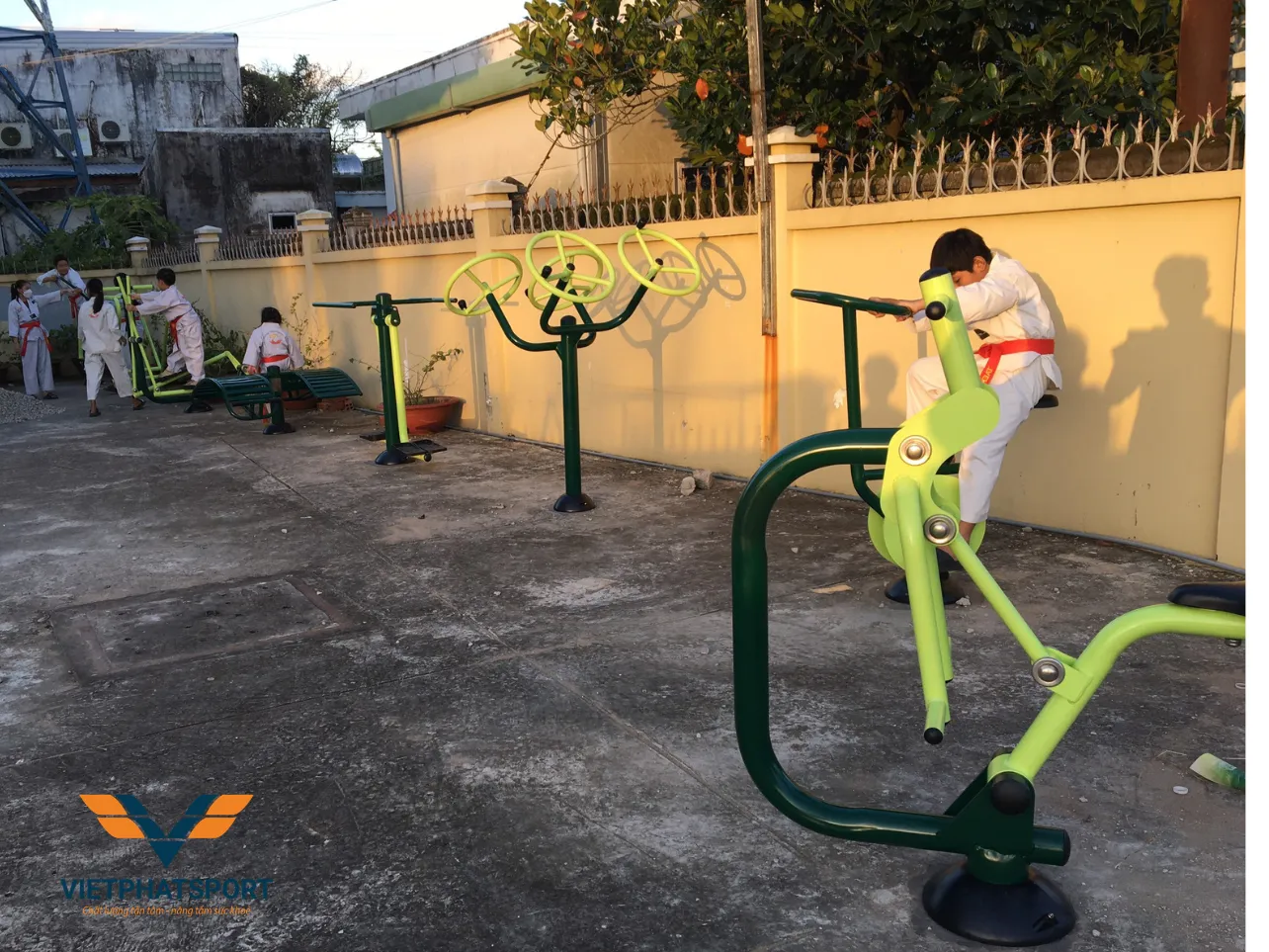 Bạc Liêu - Bà con của xã Minh Diệu đón nhận tin vui khi UBND xã đầu tư vào việc lắp đặt máy tập thể dục ngoài trời