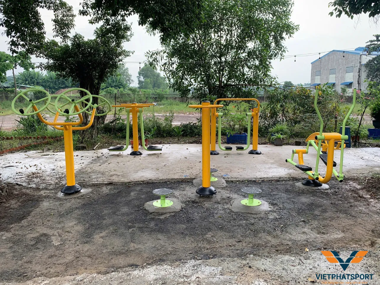 Chị Năm Hóc Môn lắp đặt dụng cụ ngoài trời giá rẻ