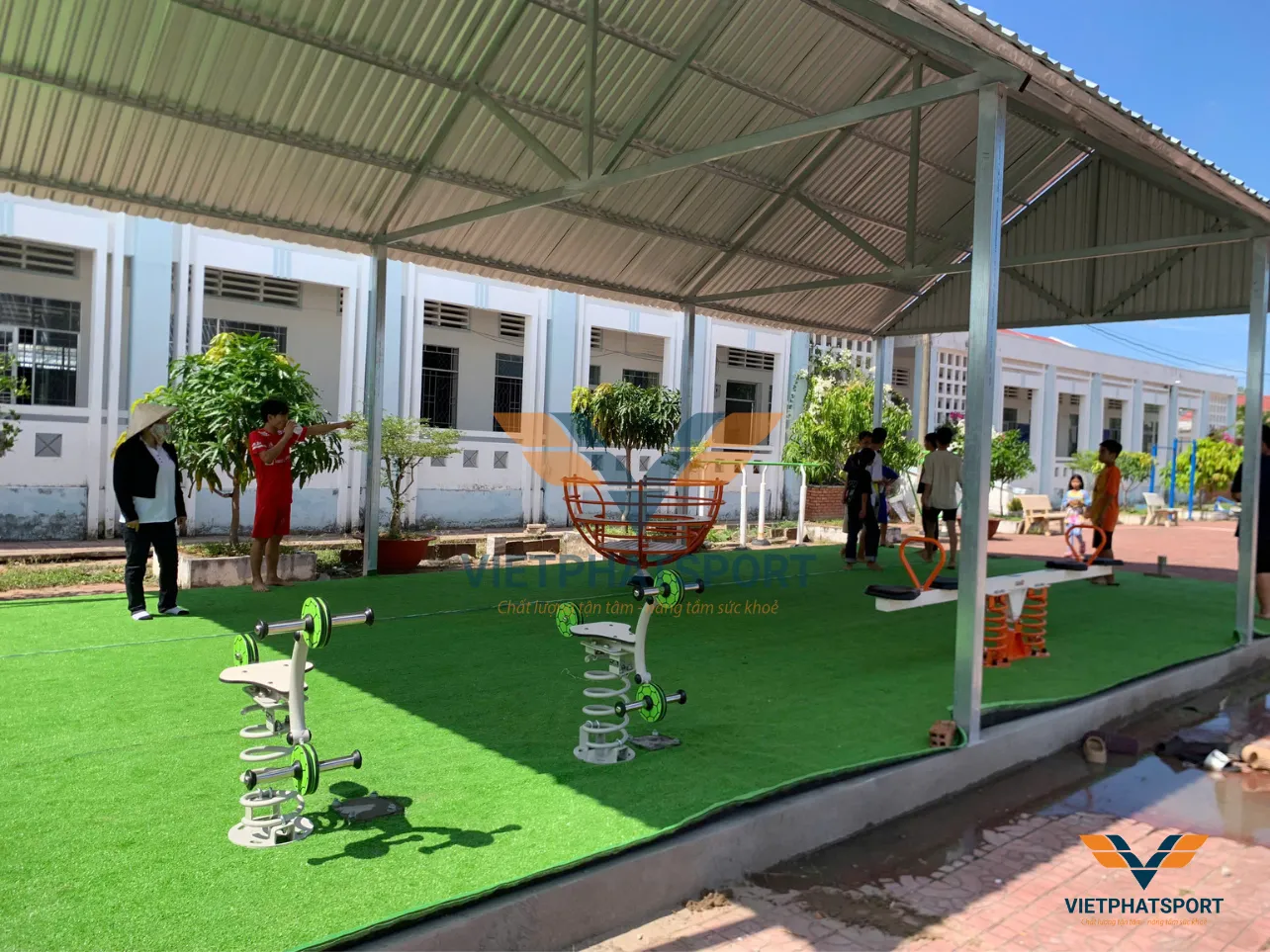 Lắp đặt thiết bị vui chơi trẻ em tại Trung tâm bảo trợ xã hội Cà Mau