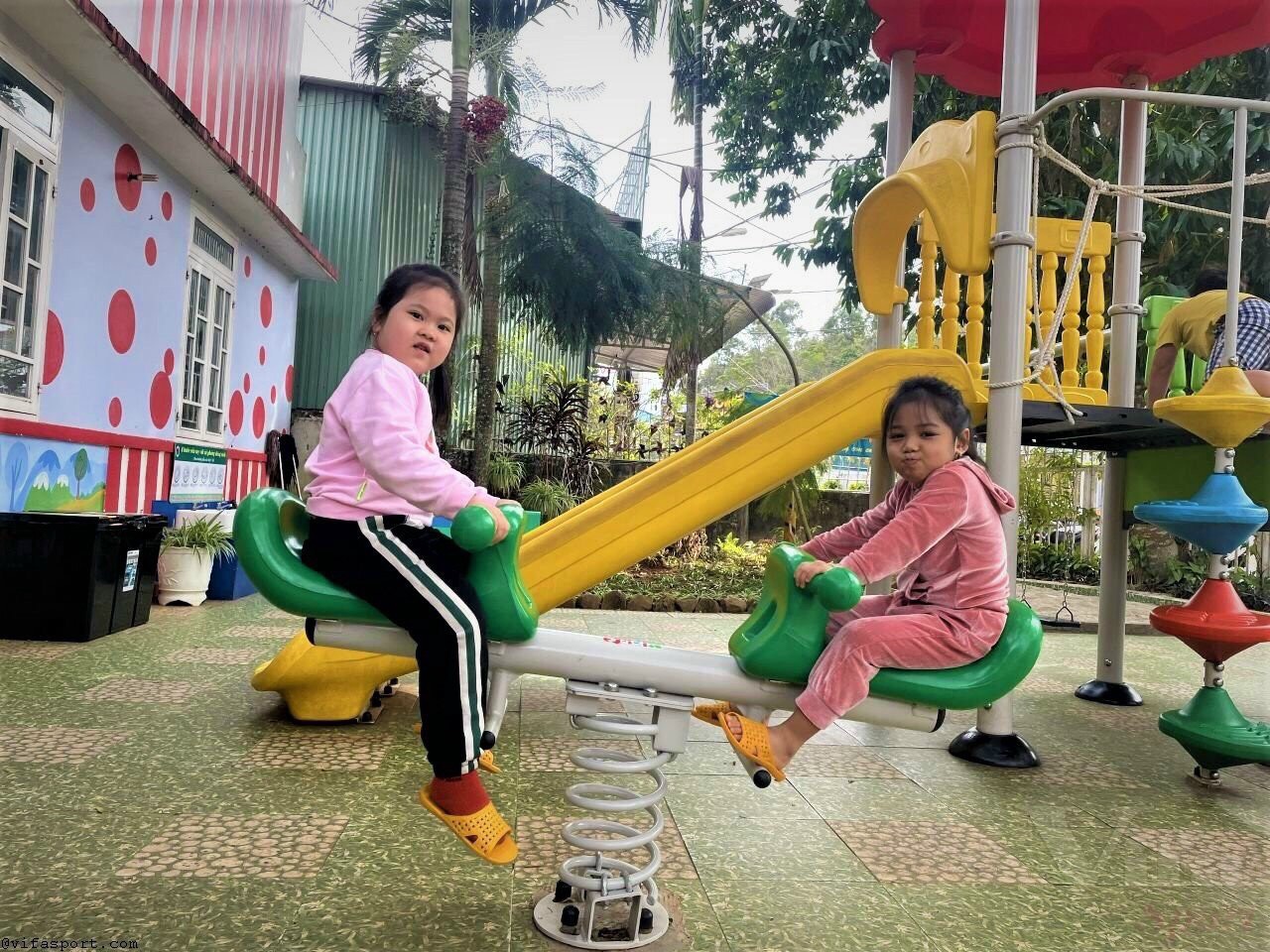 Dụng Cụ Trẻ Em Phổ Biến Được Lắp Cho Khu Dân Cư?