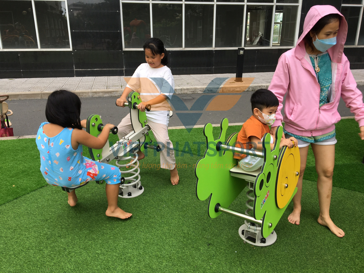 Chung cư Tara Residence lắp đặt dụng cụ thể thao ngoài trời và thiết bị trẻ em cho cư dân