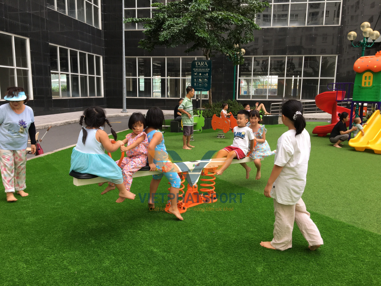 Chung cư Tara Residence lắp đặt dụng cụ thể thao ngoài trời và thiết bị trẻ em cho cư dân