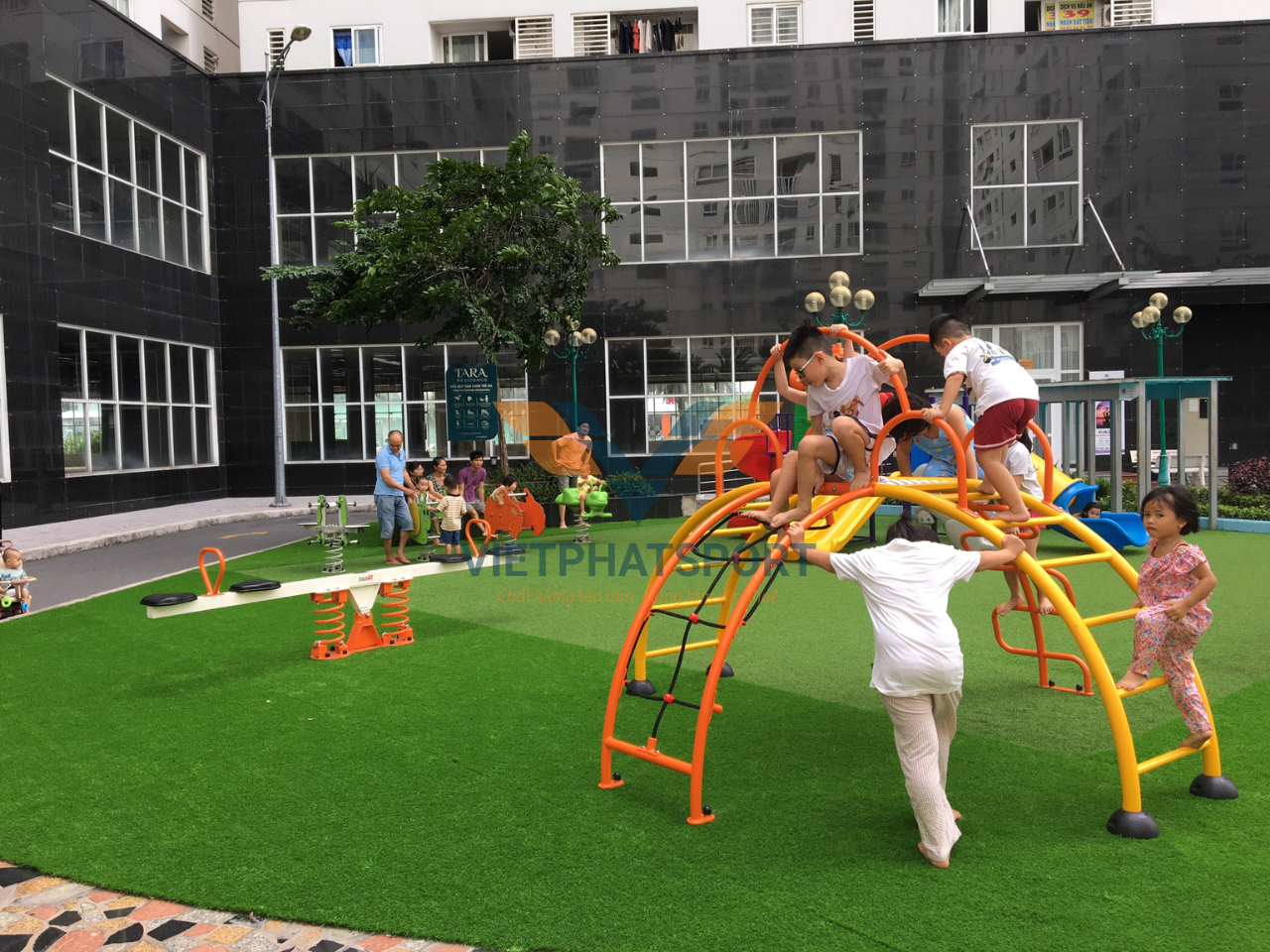 Chung cư Tara Residence lắp đặt dụng cụ thể thao ngoài trời và thiết bị trẻ em cho cư dân