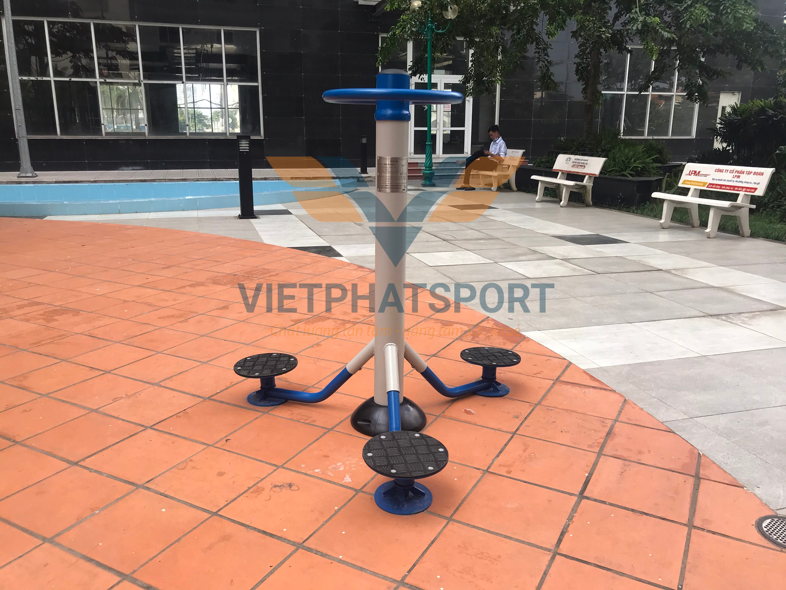 Chung cư Tara Residence lắp đặt dụng cụ thể thao ngoài trời và thiết bị trẻ em cho cư dân