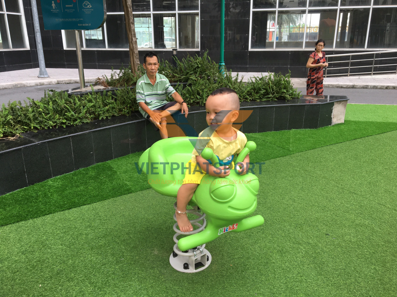 Chung cư Tara Residence lắp đặt dụng cụ thể thao ngoài trời và thiết bị trẻ em cho cư dân