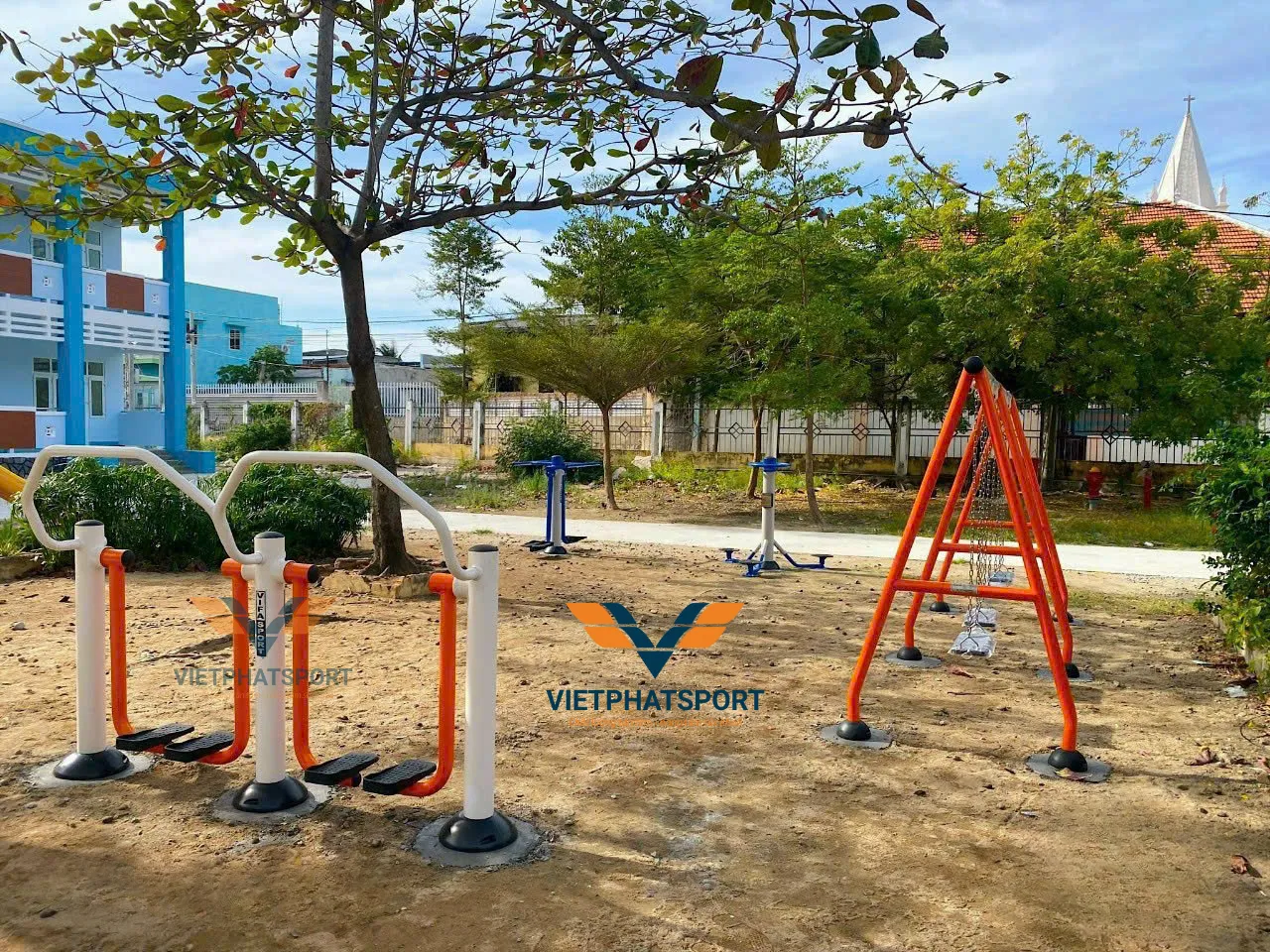 CỤM ĐI BỘ TRÊN KHÔNG ĐÔI CAM