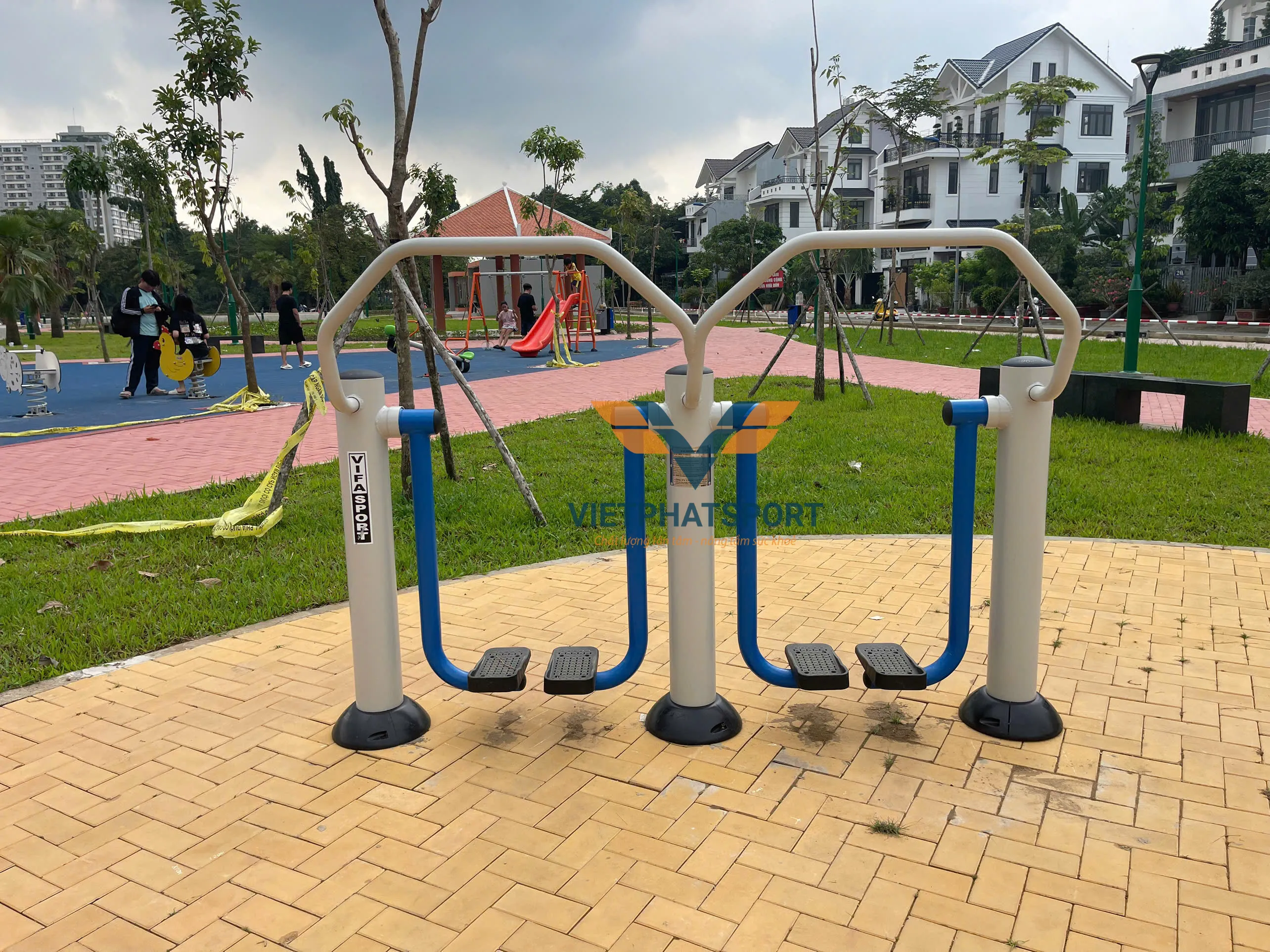 CỤM ĐI BỘ TRÊN KHÔNG ĐÔI XANH