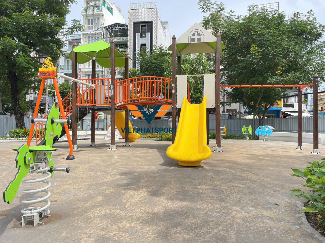 CỤM VẬN ĐỘNG LIÊN HOÀN 2 MÁI CHE, TRỤ GỖ NIK703221W