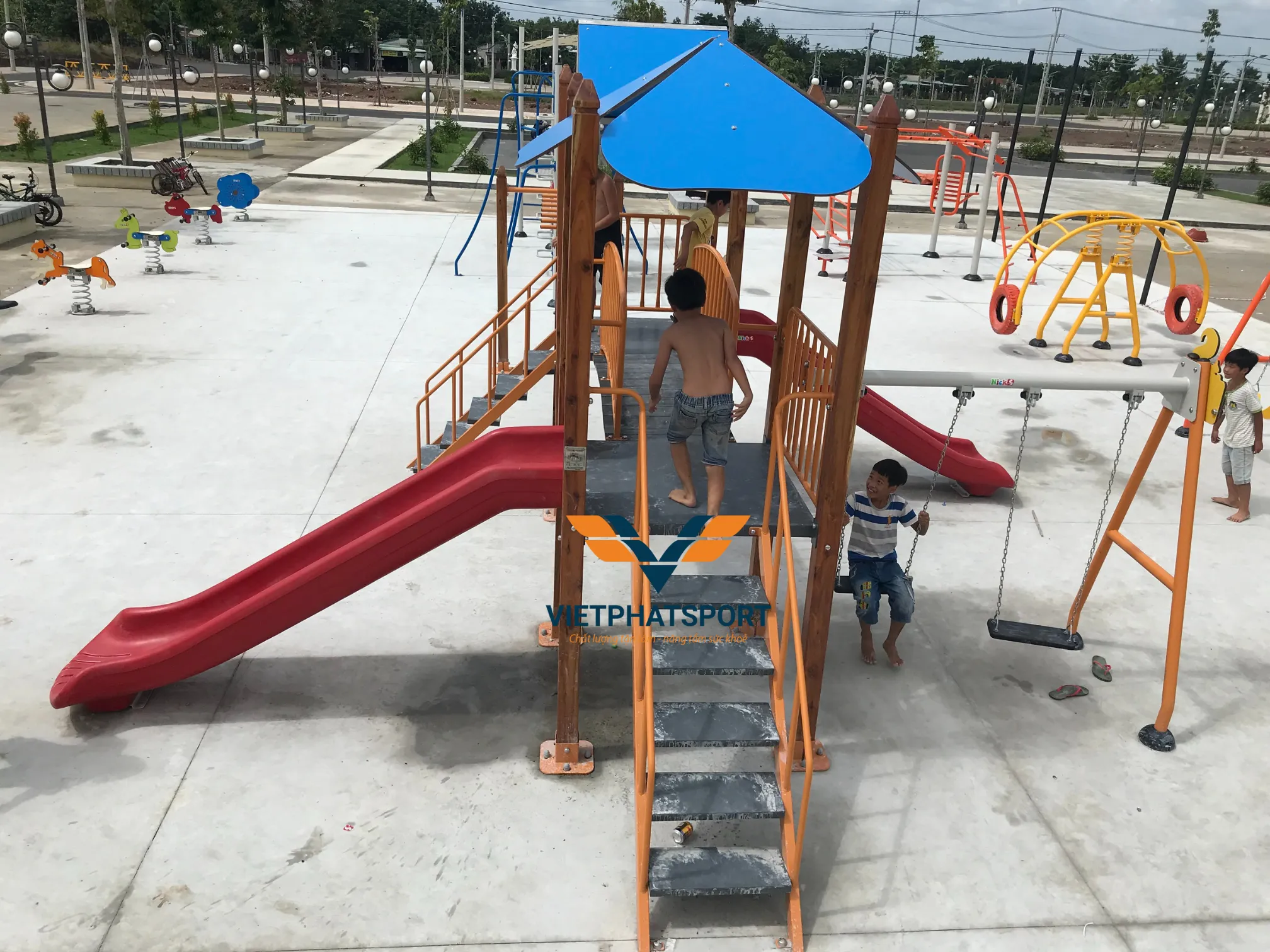 CỤM VẬN ĐỘNG LIÊN HOÀN 2 MÁI CHE, TRỤ GỖ NIK703221W