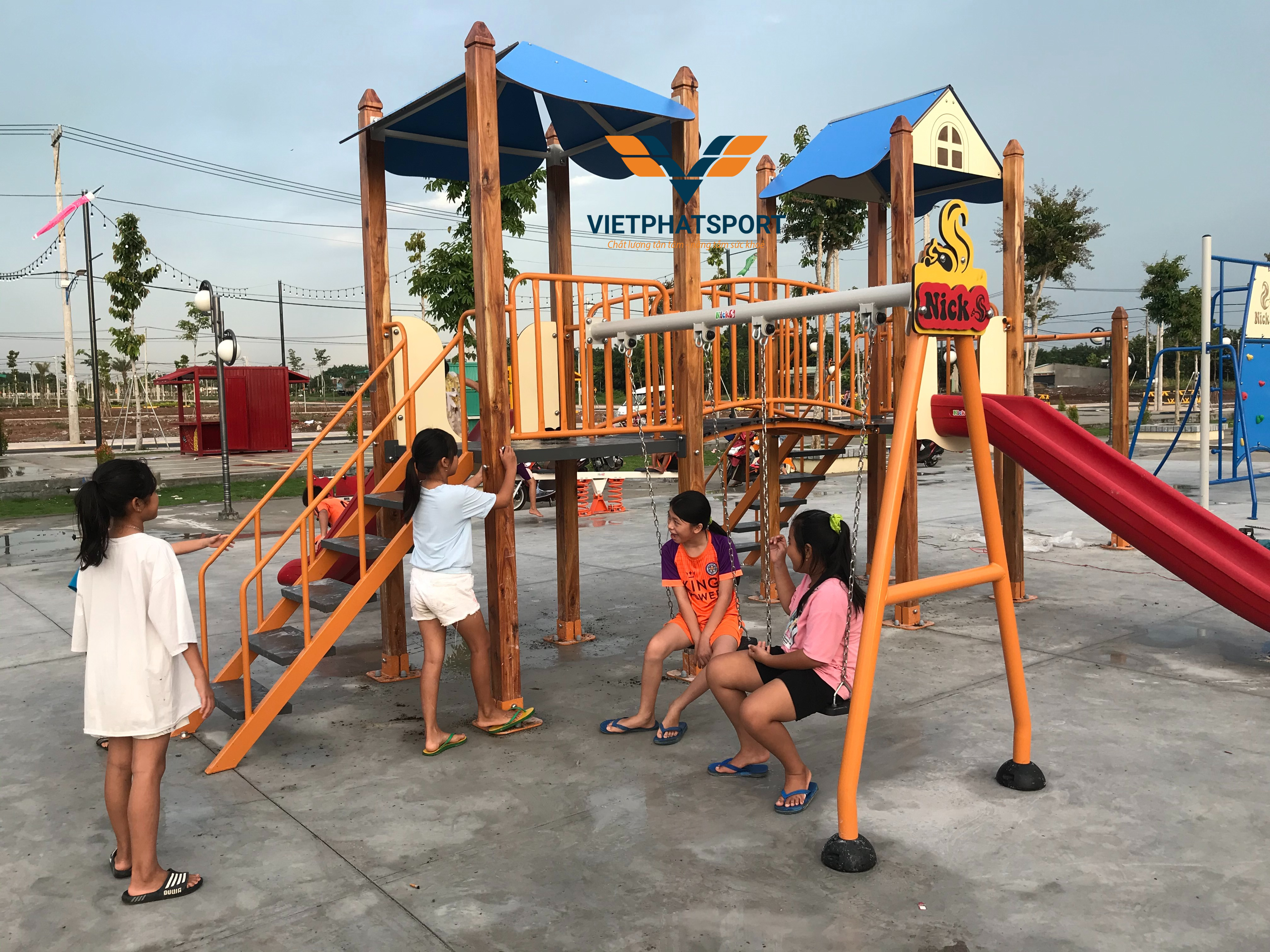 CỤM VẬN ĐỘNG LIÊN HOÀN 2 MÁI CHE, TRỤ GỖ NIK703221W