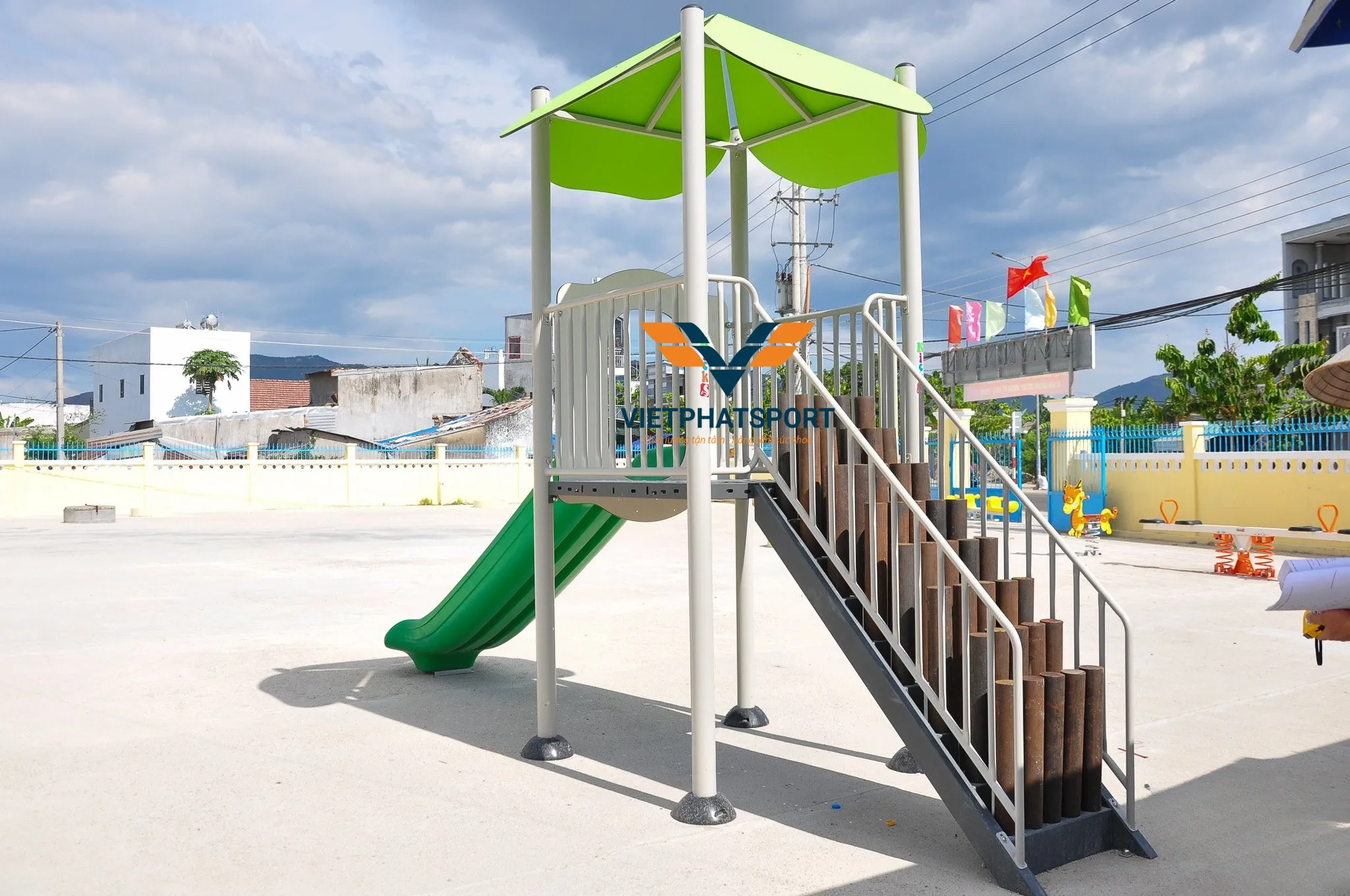 NHÀ CHÒI THANG LEO, CẦU TRƯỢT NIK731146-1