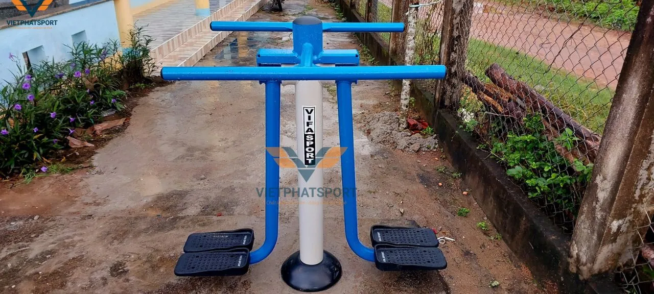 Bà con tại 2 thôn của xã Ân Hữu, Bình Định hớn hở với các máy tập công viên do UBND xã đầu tư