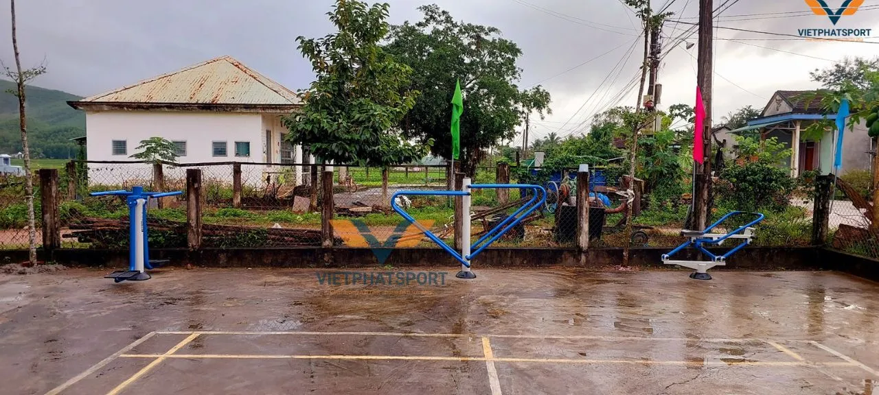 Bà con tại 2 thôn của xã Ân Hữu, Bình Định hớn hở với các máy tập công viên do UBND xã đầu tư