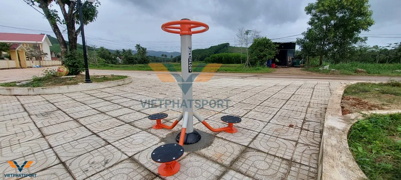 Bà con tại 2 thôn của xã Ân Hữu, Bình Định hớn hở với các máy tập công viên do UBND xã đầu tư