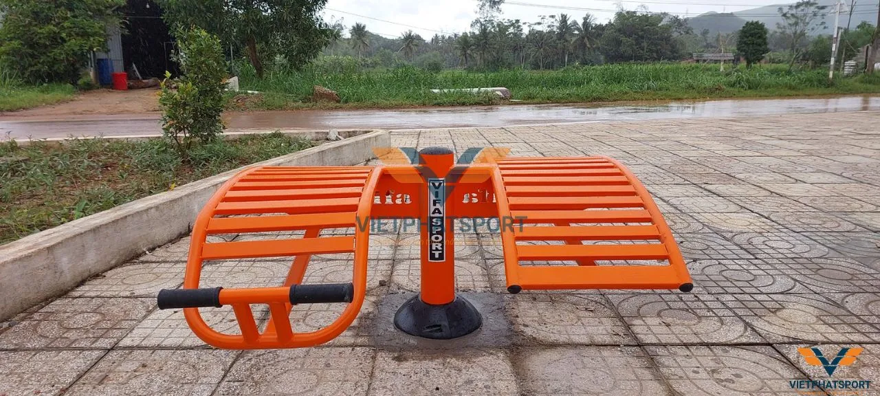 Bà con tại 2 thôn của xã Ân Hữu, Bình Định hớn hở với các máy tập công viên do UBND xã đầu tư