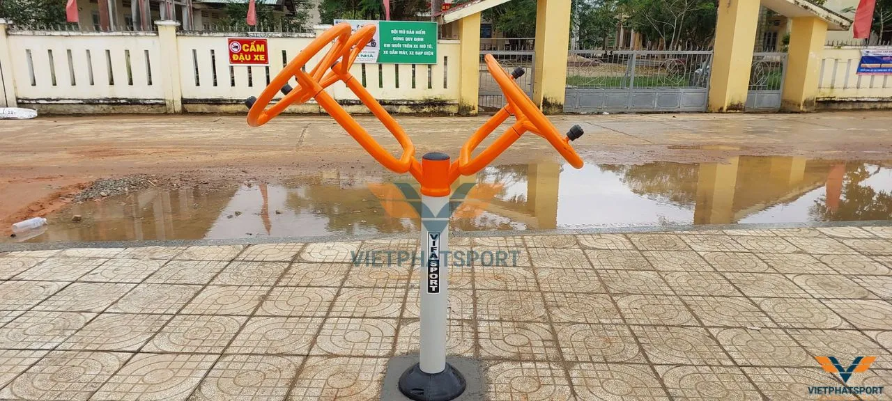 Bà con tại 2 thôn của xã Ân Hữu, Bình Định hớn hở với các máy tập công viên do UBND xã đầu tư