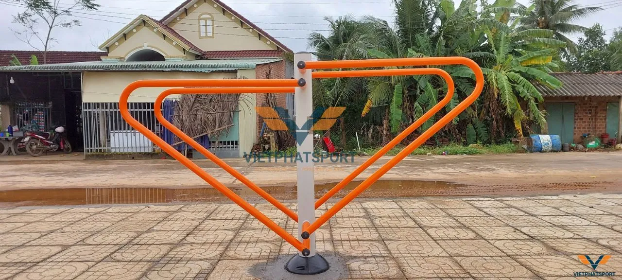 Bà con tại 2 thôn của xã Ân Hữu, Bình Định hớn hở với các máy tập công viên do UBND xã đầu tư