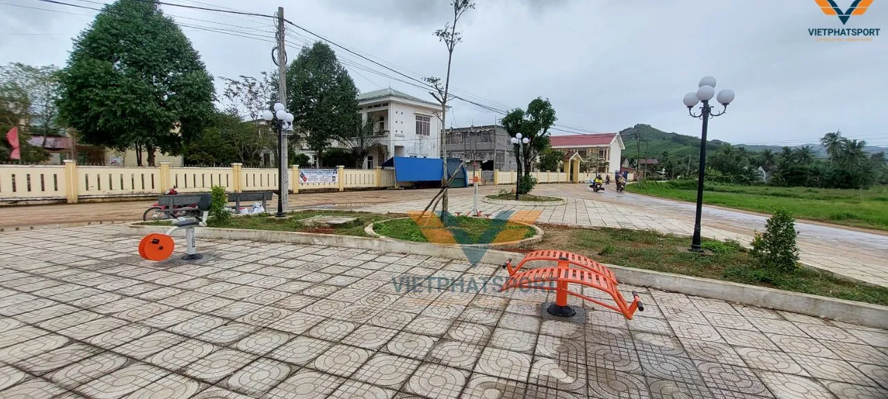 Bà con tại 2 thôn của xã Ân Hữu, Bình Định hớn hở với các máy tập công viên do UBND xã đầu tư