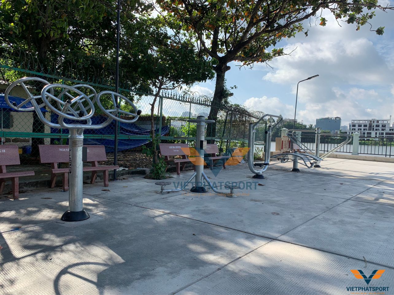 Bà con trong KP2, Phường Hiệp Bình Chánh, TP. HCM đầu tư lắp đặt dụng cụ thể dục ngoài trời tại Công viên Bờ Sông Sài Gòn