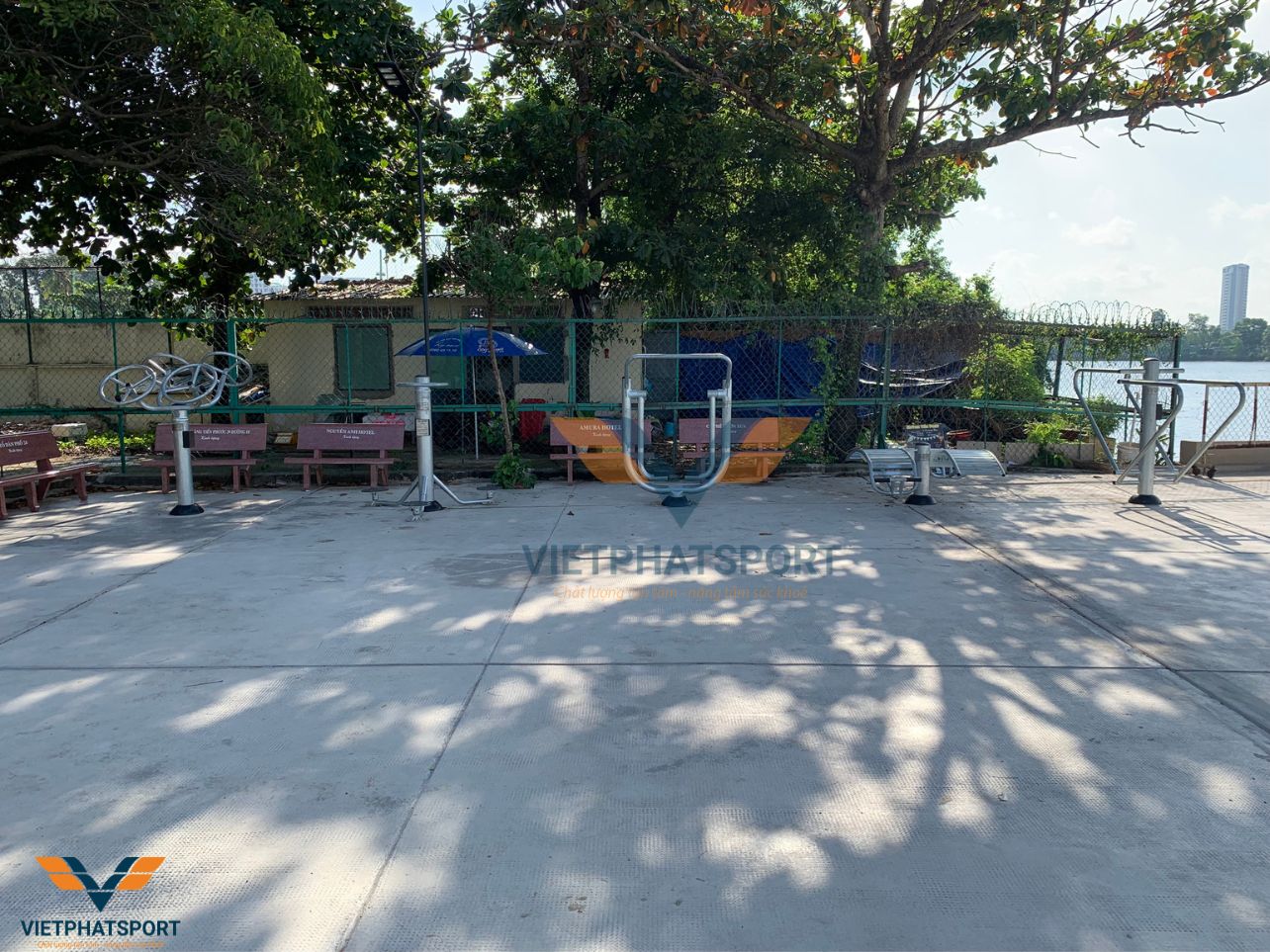 Bà con trong KP2, Phường Hiệp Bình Chánh, TP. HCM đầu tư lắp đặt dụng cụ thể dục ngoài trời tại Công viên Bờ Sông Sài Gòn