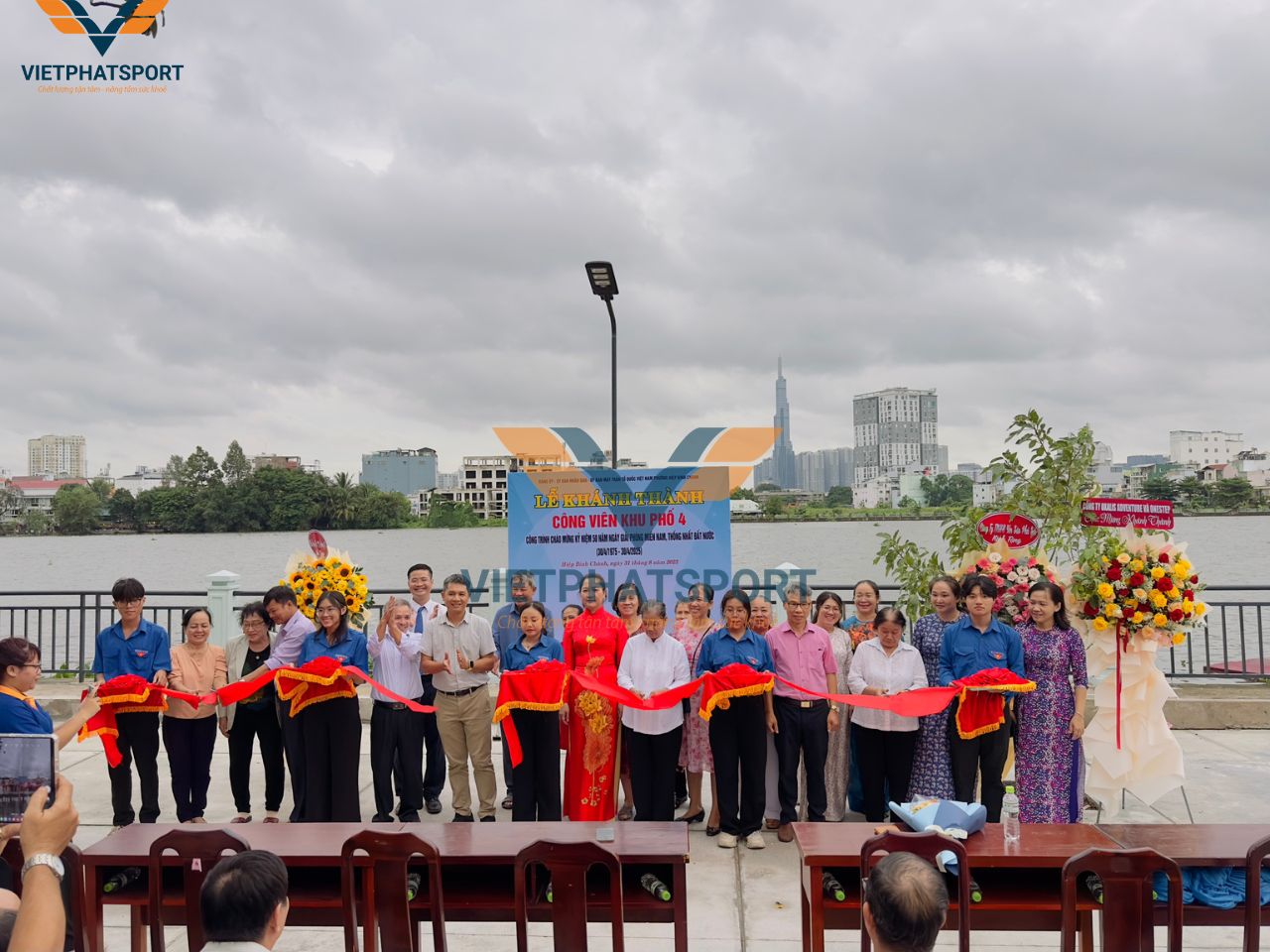 Bà con trong KP2, Phường Hiệp Bình Chánh, TP. HCM đầu tư lắp đặt dụng cụ thể dục ngoài trời tại Công viên Bờ Sông Sài Gòn