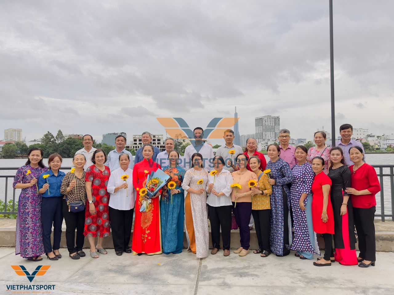 Bà con trong KP2, Phường Hiệp Bình Chánh, TP. HCM đầu tư lắp đặt dụng cụ thể dục ngoài trời tại Công viên Bờ Sông Sài Gòn