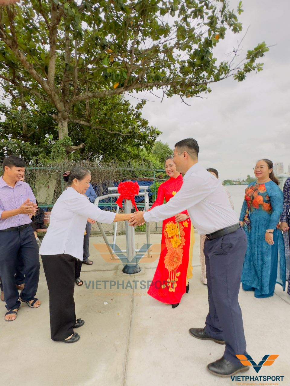 Bà con trong KP2, Phường Hiệp Bình Chánh, TP. HCM đầu tư lắp đặt dụng cụ thể dục ngoài trời tại Công viên Bờ Sông Sài Gòn