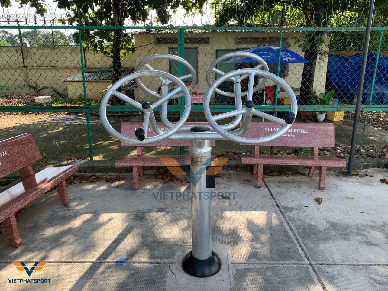 Bà con trong KP2, Phường Hiệp Bình Chánh, TP. HCM đầu tư lắp đặt dụng cụ thể dục ngoài trời tại Công viên Bờ Sông Sài Gòn