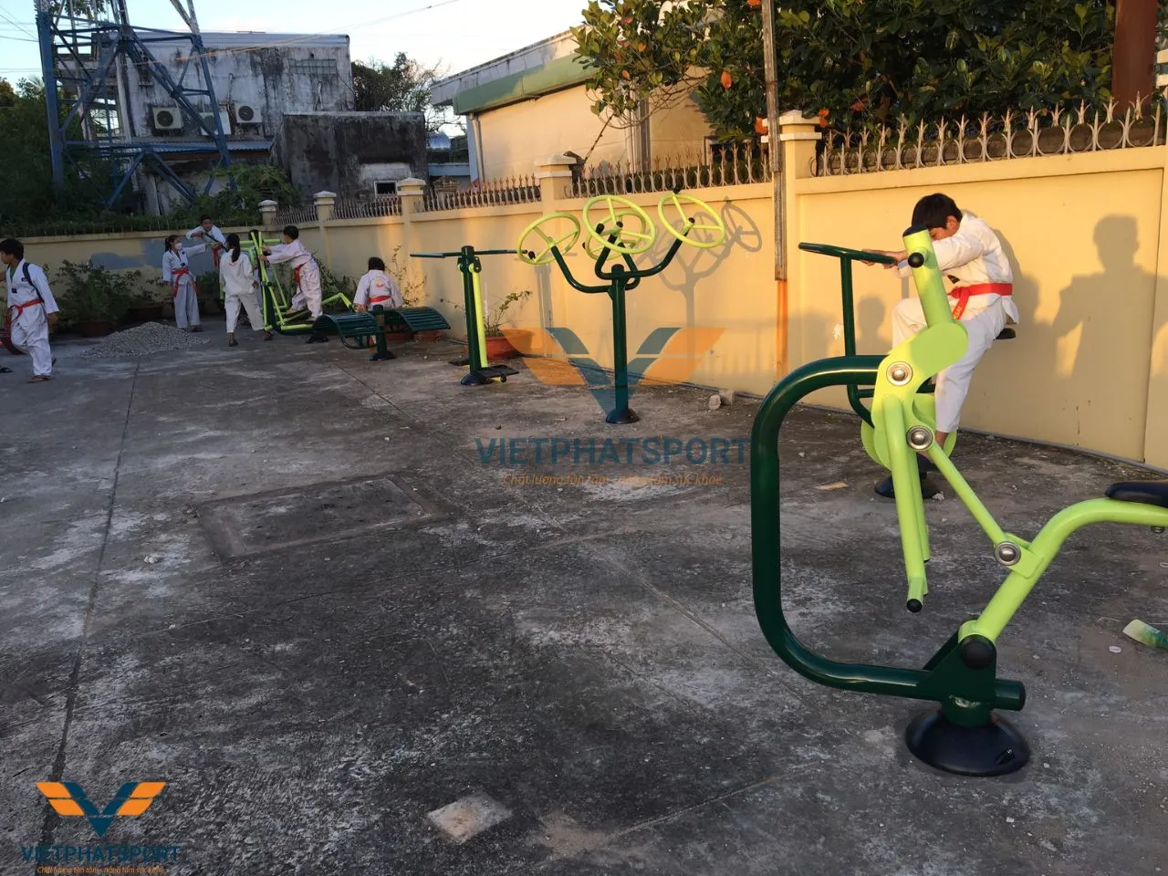 Bạc Liêu - Bà con của xã Minh Diệu đón nhận tin vui khi UBND xã đầu tư vào việc lắp đặt máy tập thể dục ngoài trời