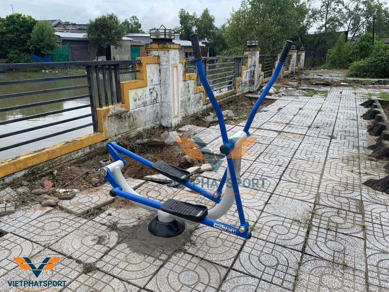 Cà Mau - UBND xã Tân Thành tiến hành lắp đặt dụng cụ thể dục ngoài trời tại công viên văn hóa xã