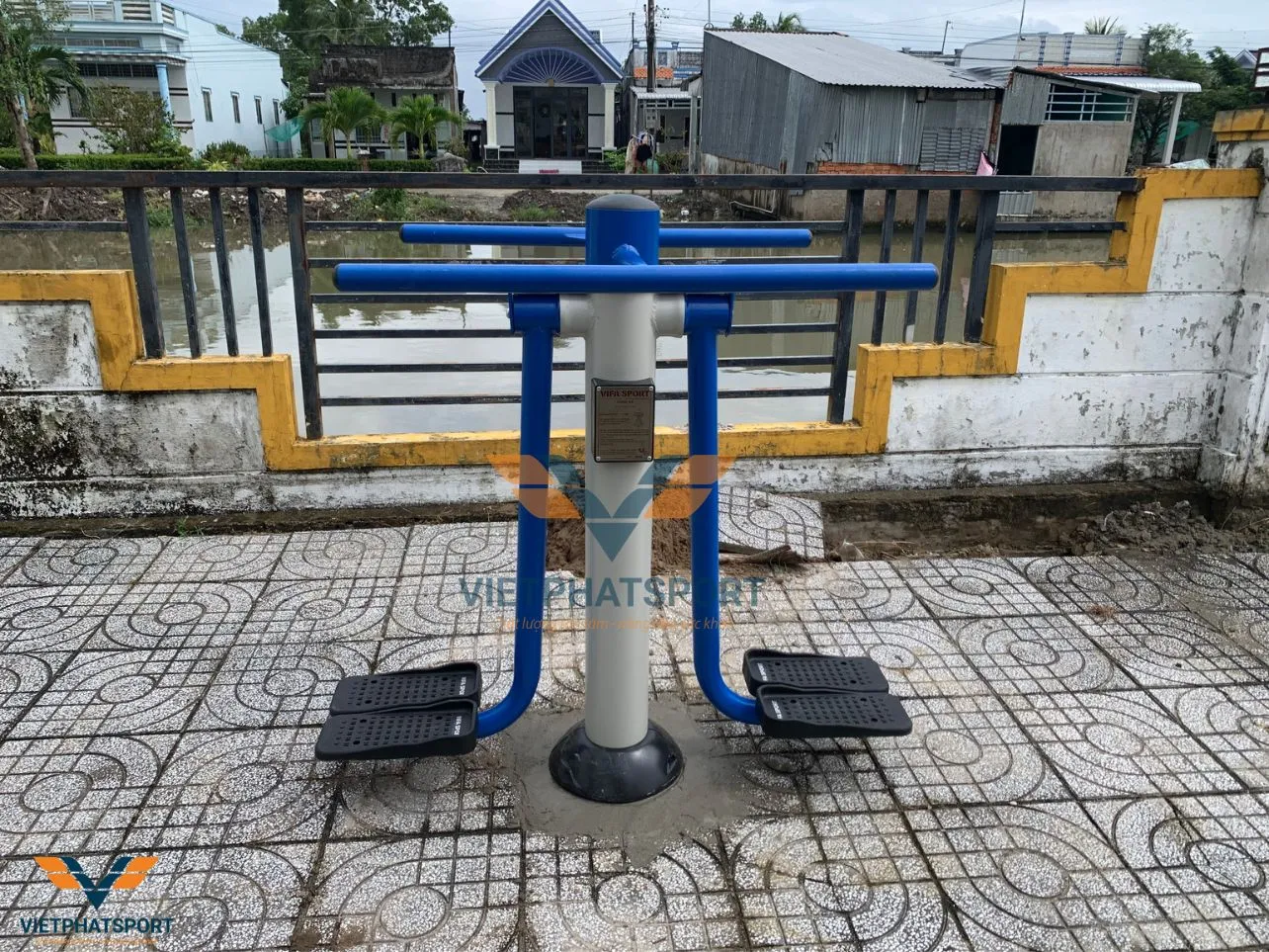 Cà Mau - UBND xã Tân Thành tiến hành lắp đặt dụng cụ thể dục ngoài trời tại công viên văn hóa xã