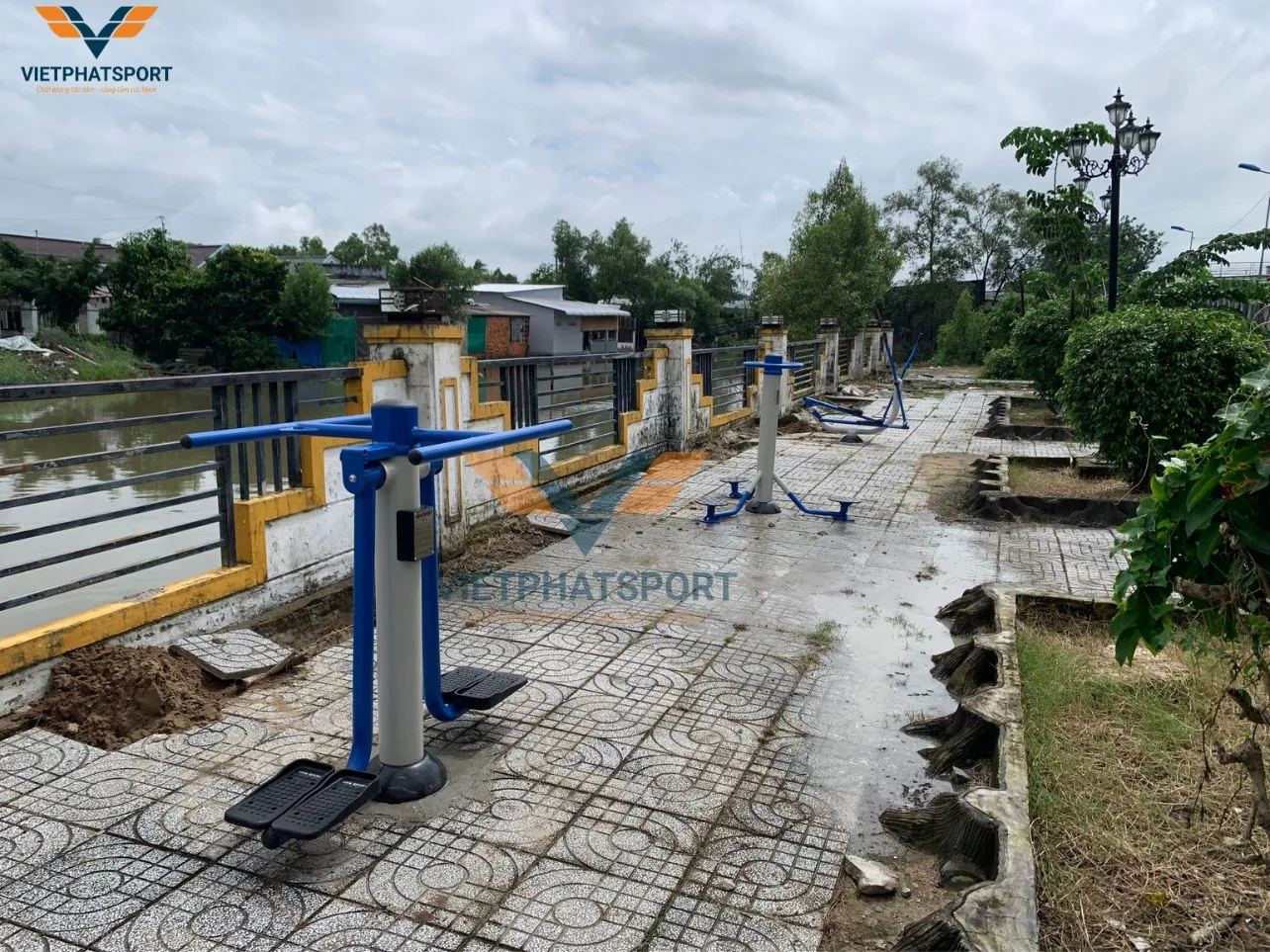 Cà Mau - UBND xã Tân Thành tiến hành lắp đặt dụng cụ thể dục ngoài trời tại công viên văn hóa xã