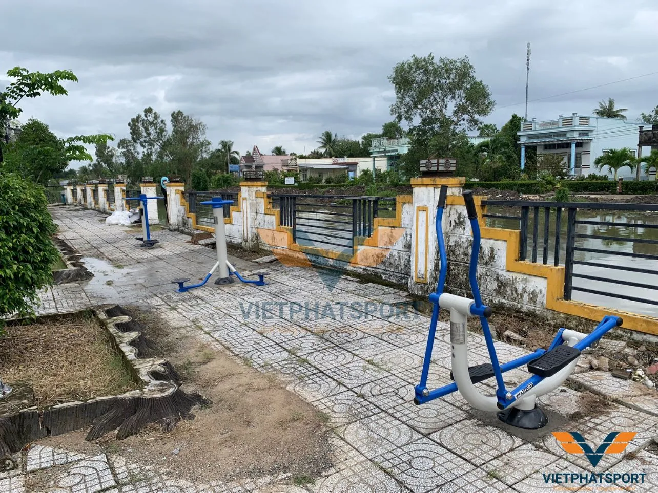 Cà Mau - UBND xã Tân Thành tiến hành lắp đặt dụng cụ thể dục ngoài trời tại công viên văn hóa xã