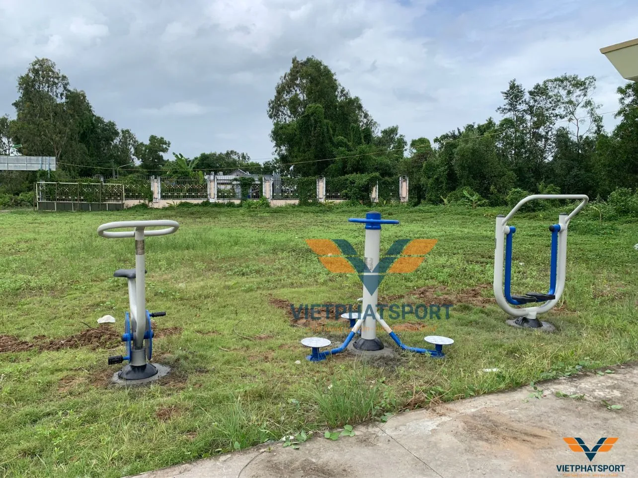 Cà Mau - UBND xã Tân Thành tiến hành lắp đặt dụng cụ thể dục ngoài trời tại công viên văn hóa xã