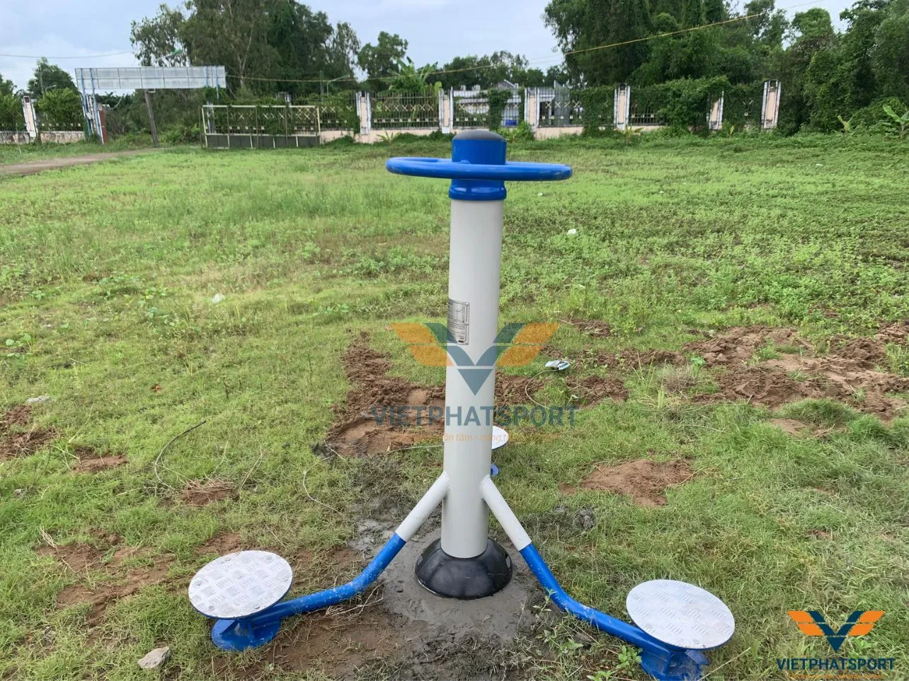 Cà Mau - UBND xã Tân Thành tiến hành lắp đặt dụng cụ thể dục ngoài trời tại công viên văn hóa xã