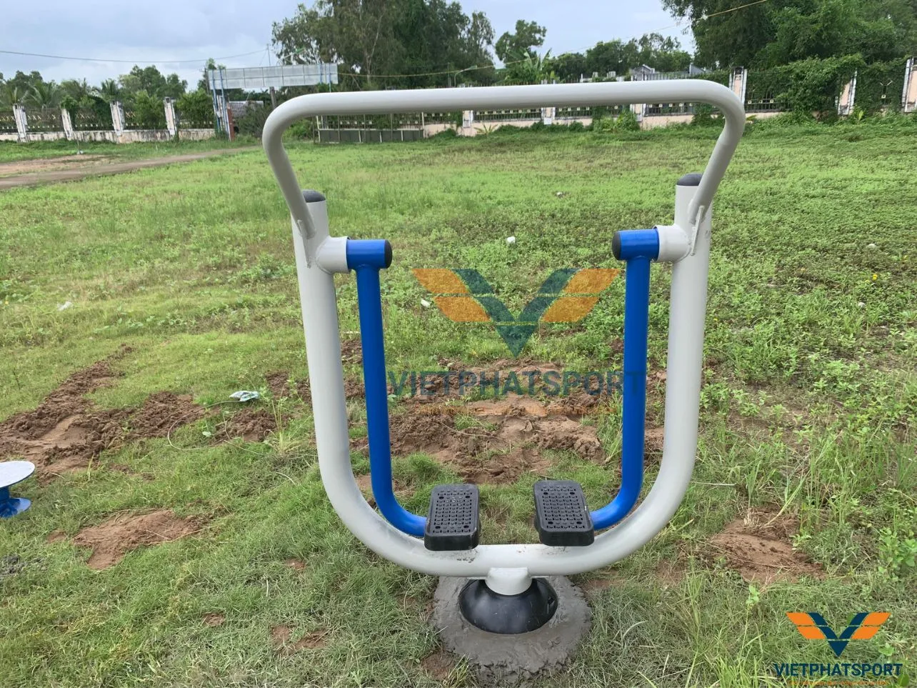 Cà Mau - UBND xã Tân Thành tiến hành lắp đặt dụng cụ thể dục ngoài trời tại công viên văn hóa xã