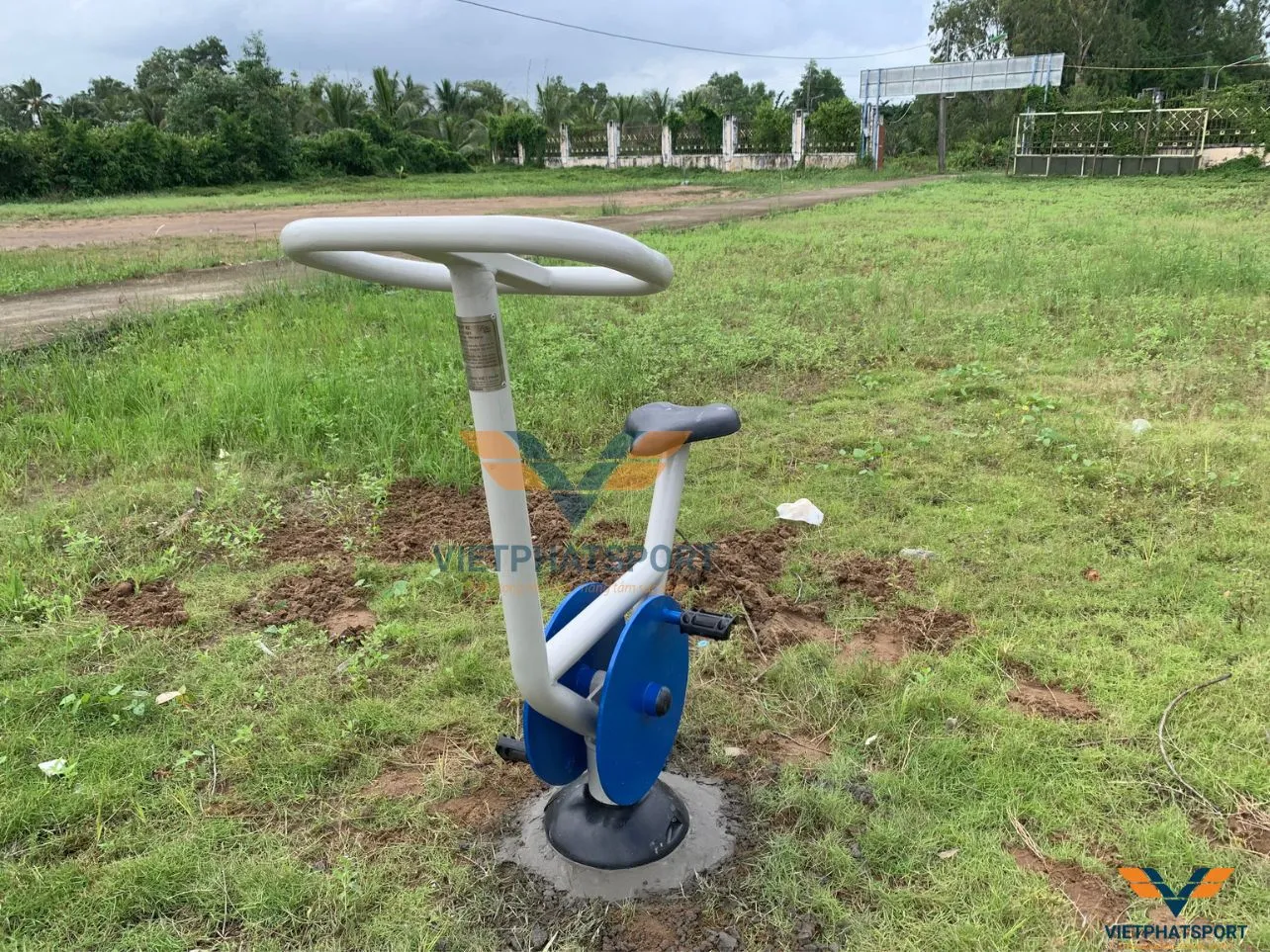 Cà Mau - UBND xã Tân Thành tiến hành lắp đặt dụng cụ thể dục ngoài trời tại công viên văn hóa xã