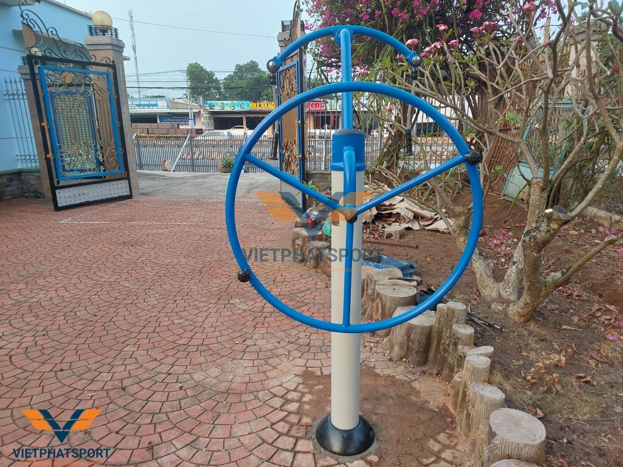 Cụm vận động thể thao ngoài trời đã được chị Hồng, Đồng Nai đầu tư lắp đặt cho các thành viên trong gia đình mình