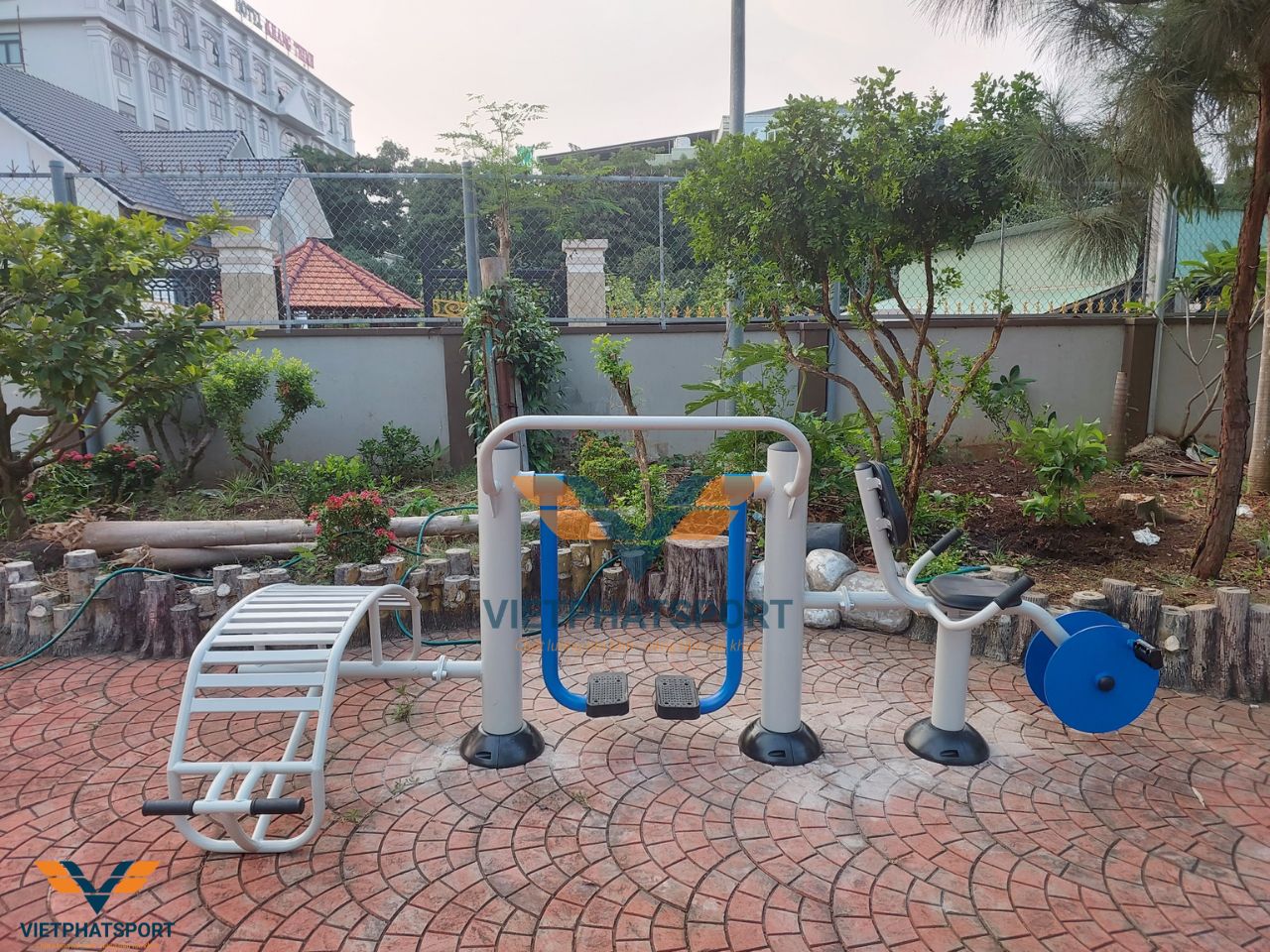 Cụm vận động thể thao ngoài trời đã được chị Hồng, Đồng Nai đầu tư lắp đặt cho các thành viên trong gia đình mình