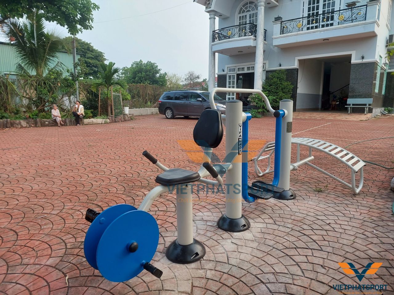 Cụm vận động thể thao ngoài trời đã được chị Hồng, Đồng Nai đầu tư lắp đặt cho các thành viên trong gia đình mình