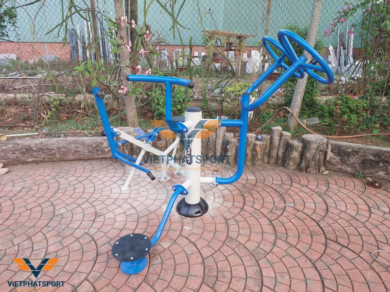 Cụm vận động thể thao ngoài trời đã được chị Hồng, Đồng Nai đầu tư lắp đặt cho các thành viên trong gia đình mình