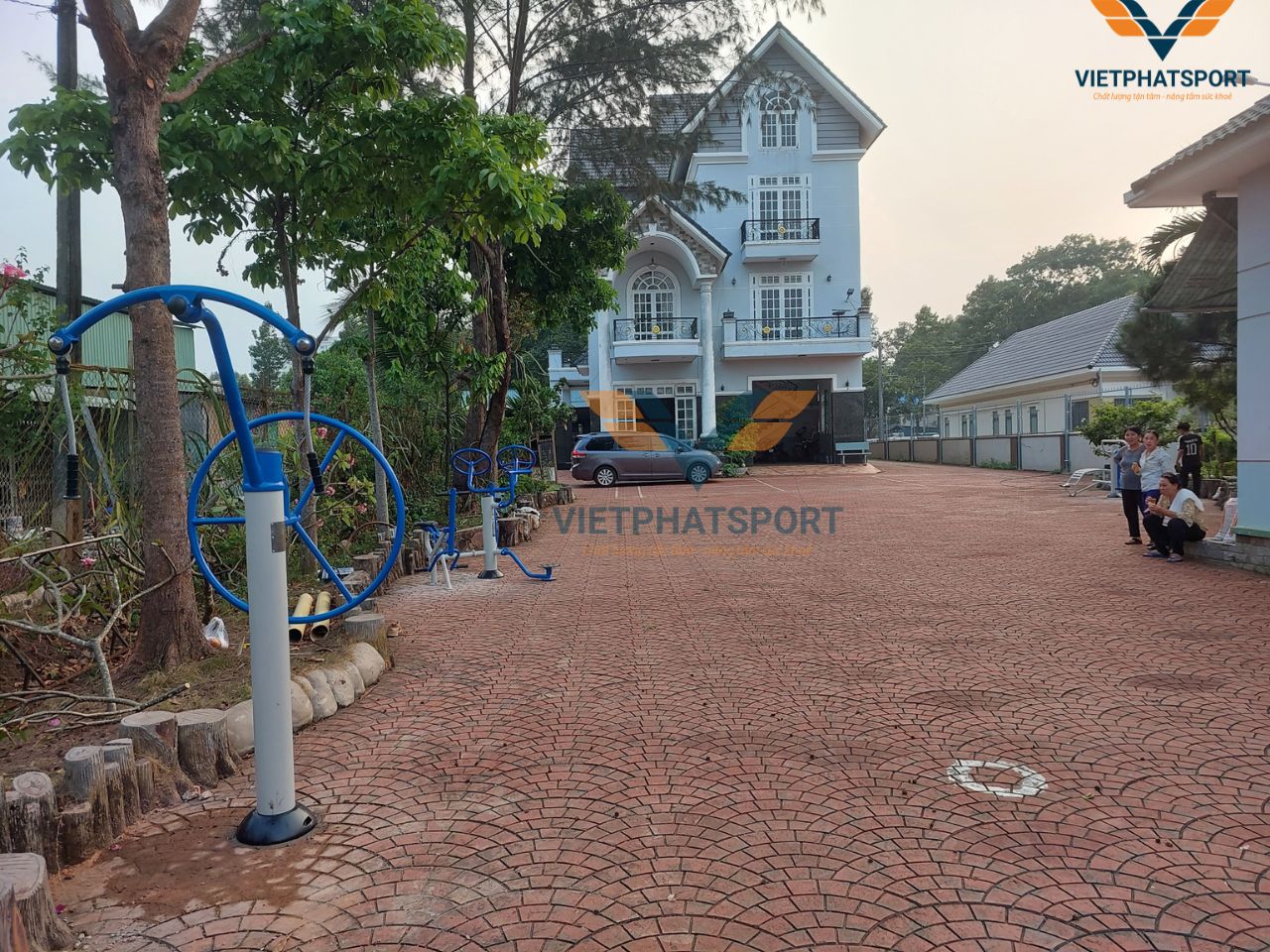 Cụm vận động thể thao ngoài trời đã được chị Hồng, Đồng Nai đầu tư lắp đặt cho các thành viên trong gia đình mình