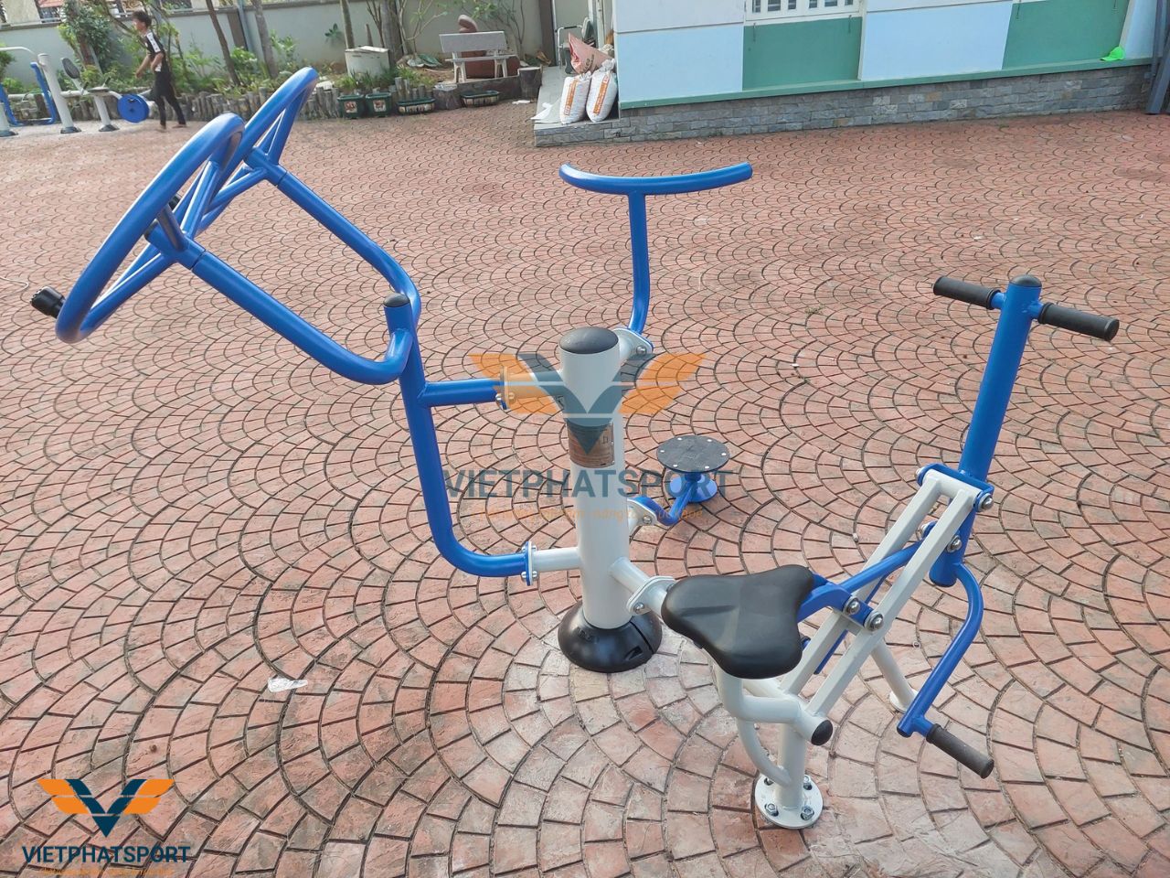 Cụm vận động thể thao ngoài trời đã được chị Hồng, Đồng Nai đầu tư lắp đặt cho các thành viên trong gia đình mình