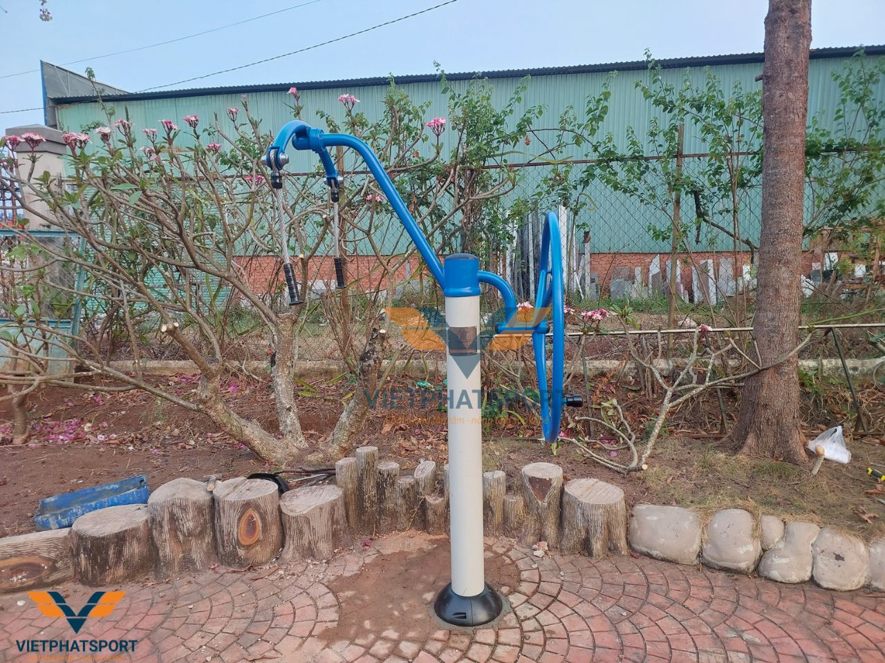 Cụm vận động thể thao ngoài trời đã được chị Hồng, Đồng Nai đầu tư lắp đặt cho các thành viên trong gia đình mình