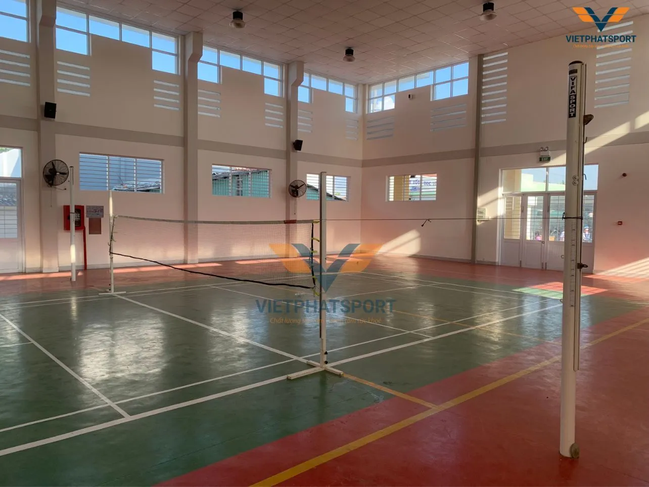 Học sinh trường THCS Võ Văn Dánh, Tiền Giang tập luyện cùng thiết bị thể thao do Việt Phát sport cung cấp