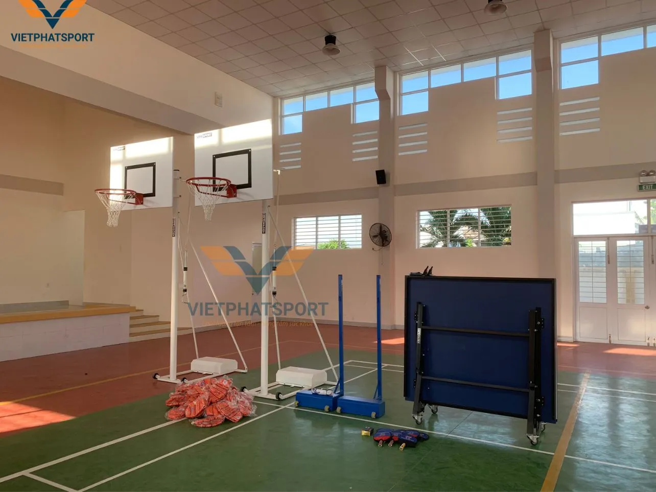 Học sinh trường THCS Võ Văn Dánh, Tiền Giang tập luyện cùng thiết bị thể thao do Việt Phát sport cung cấp